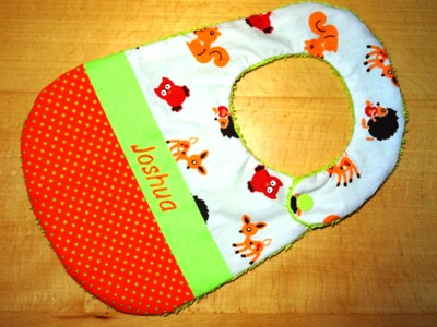 Lätzchen mit Name Waldtiere grün Handmade Farbenmix Tiere