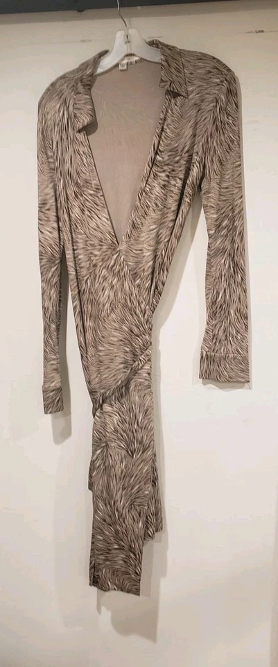 Vestido envolvente de jersey de seda Diane von Furstenberg, estampado de plumas marrón talla 12 nuevo Foto 3 de 4