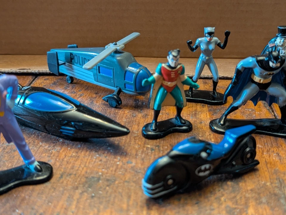 Lote de 13 figuras y vehículos miniatura de metal fundido a presión ERTL Batman Returns Foto 2 de 4