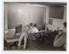 Foto original de noticias de 8x10 1944-45 sala de trazado de radar de Estados Unidos en algún lugar de Inglaterra