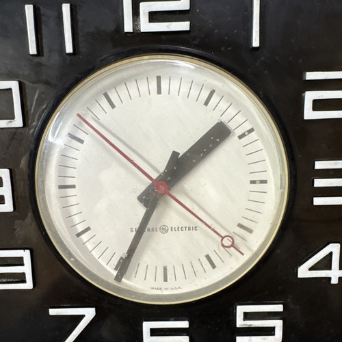Vintage GE Black Lucite Clock MCM Keeps Great Time - Picture 2 of 8
