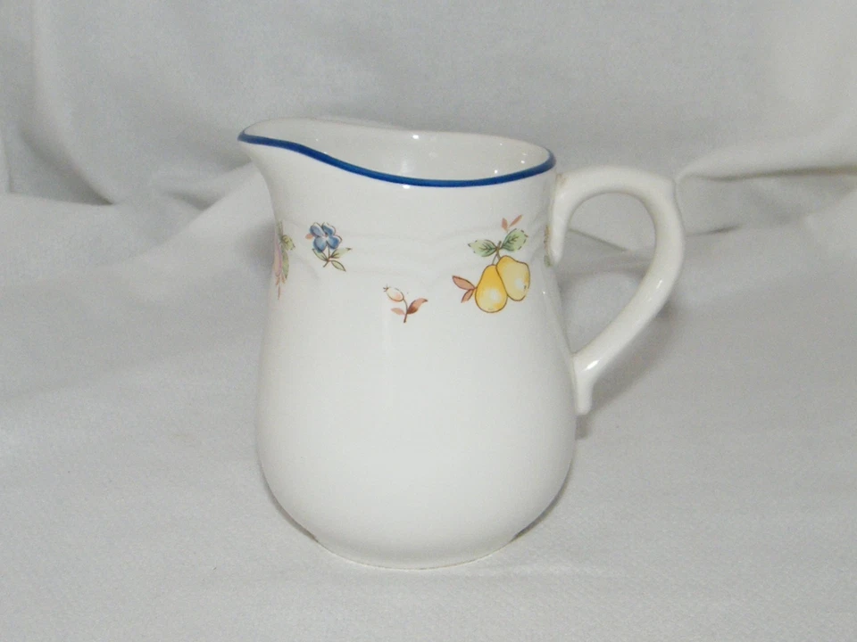 Taza crema de porcelana Gibson Designs Picadelly con diseños florales y frutales Foto 2 de 4