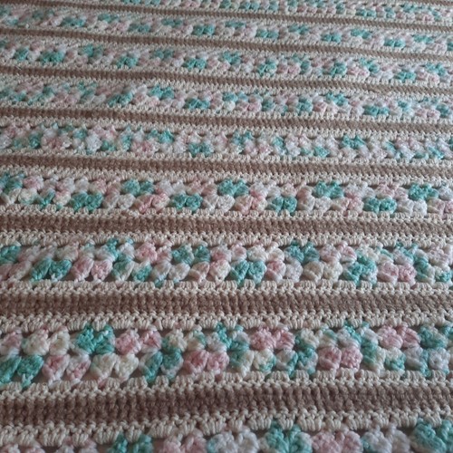 Manta de regazo vintage crochet pastel afgana a rayas borde festoneado casa de campo - Imagen 3 de 9