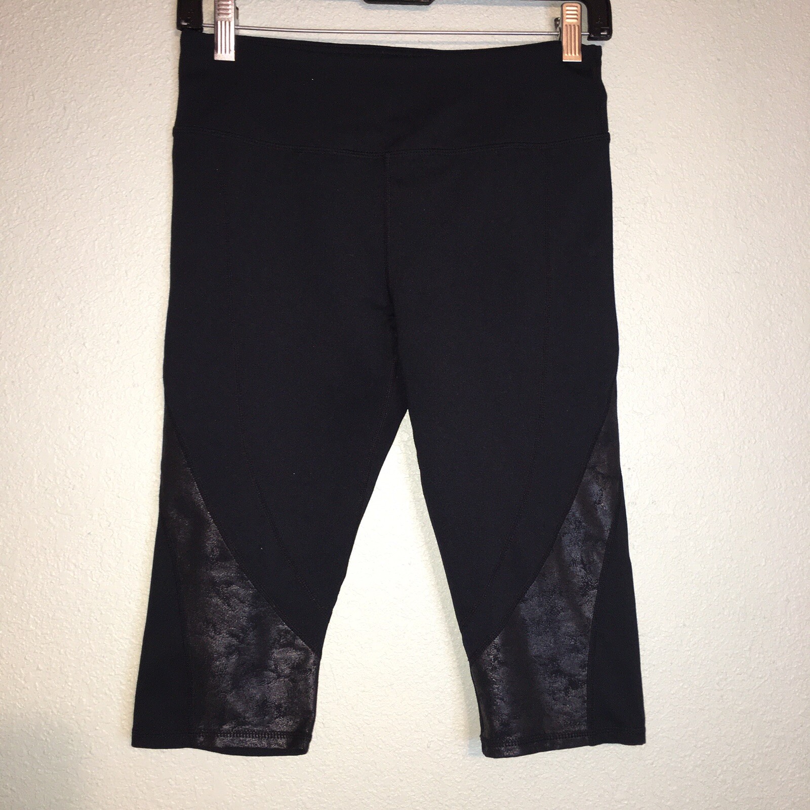 Womens Fabletics Yoga Leggings Size Small Black Capri