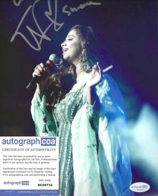 SHREYA GHOSHAL SIGNED 8x10 PHOTO BOLLYWOOD SINGER INDIAN HINDI INDIA - ACOA COA