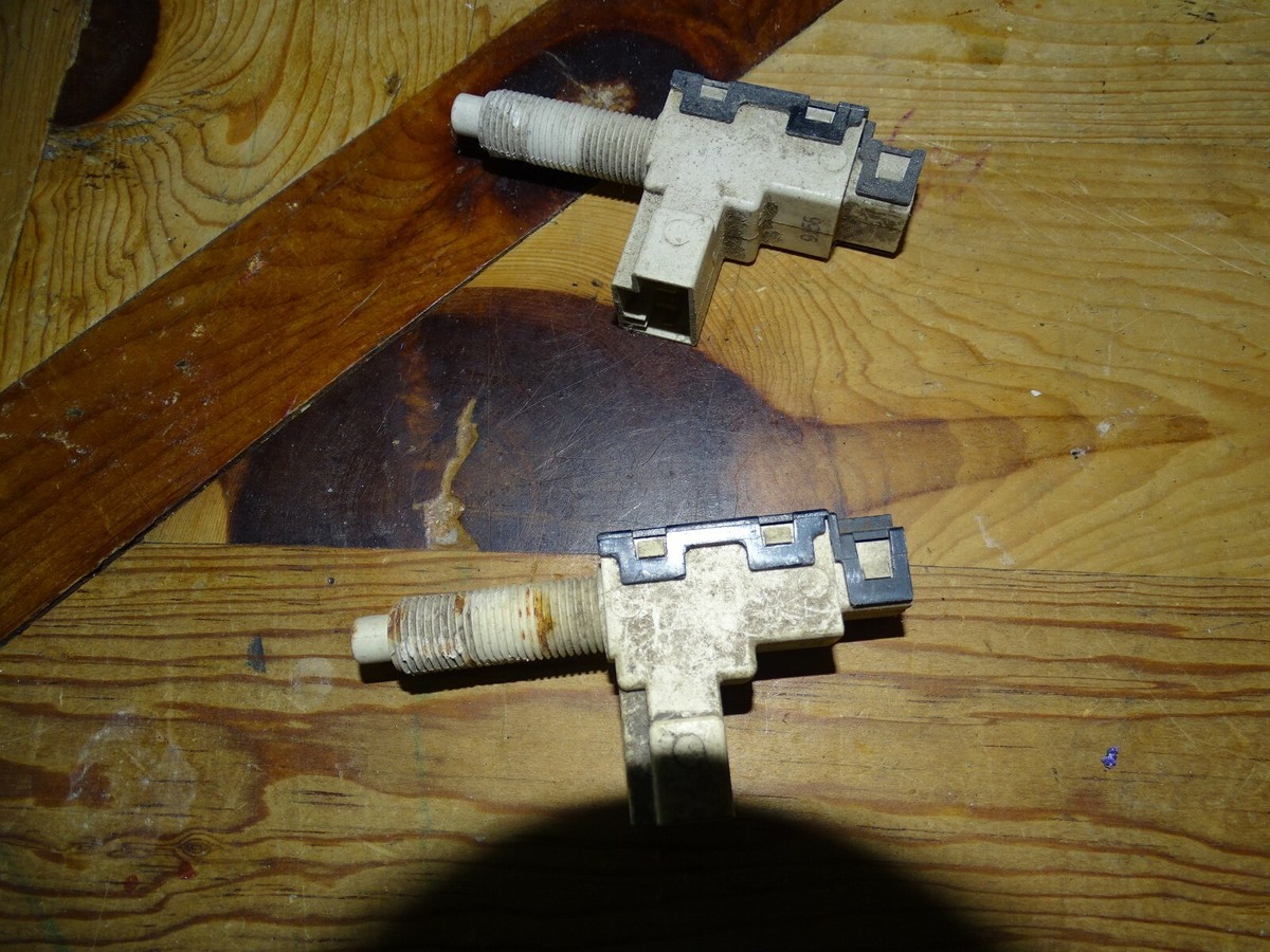 88-92 Camaro Firebird brake light stop lamp switch 25529860