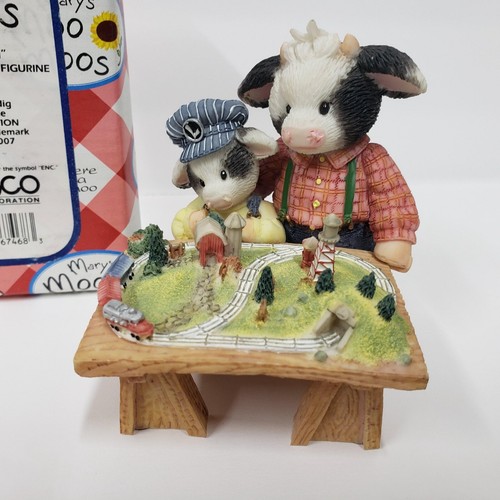 "Enesco Mary's Moo Moo's, "Our Fun Will Never End" Papá e hijo jugando con el tren - Imagen 2 de 9