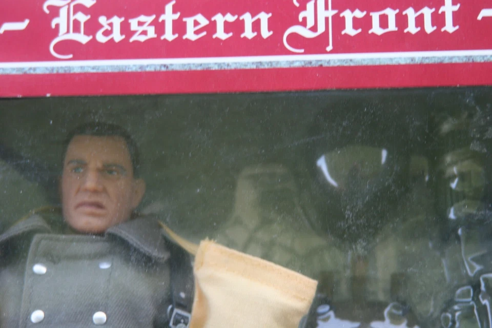 终极士兵东方前人偶全新及附加配件包已打开 — 第 2/4 张图片