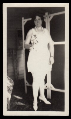 THICK SHAPELY LEGS WOMAN SEXY in ALL-WHITE DRESS & KINKY HIGH HEELS  1920s PHOTO