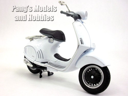 Vespa 946 1/12 Scale Die-cast Metal Model by NewRay - White - Picture 4 of 5