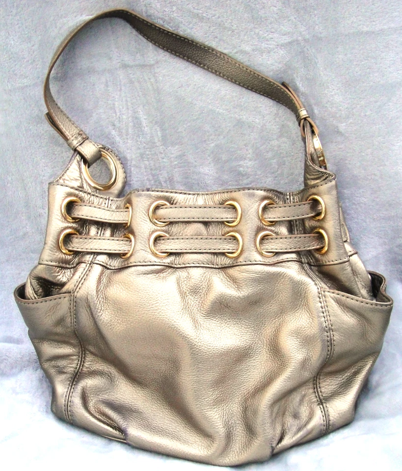 Bolso de mano Michael Kors dorado, cierre a presión, 2 bolsillos exteriores y 5 interiores Foto 4 de 4