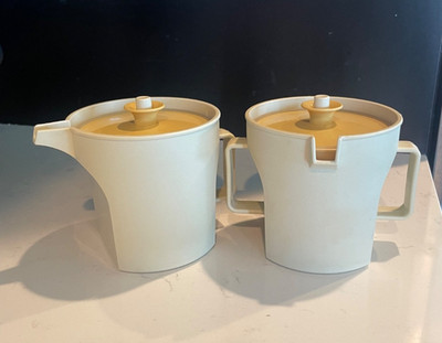 Tupperware Creamer & Sugar Set -  Almond #1414-7 / 1415-5 w Push Lids