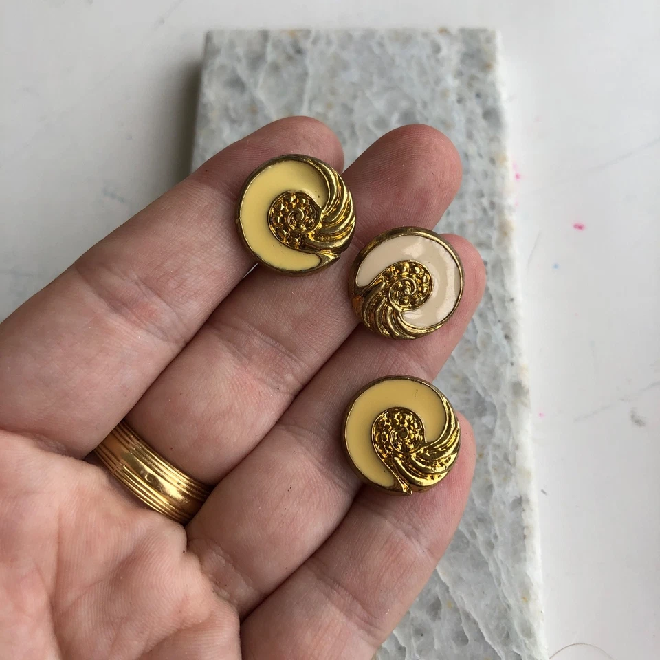 Lote de 3 botones vintage de caña de resina tono dorado - patrón ondulado/espiral Foto 4 de 4