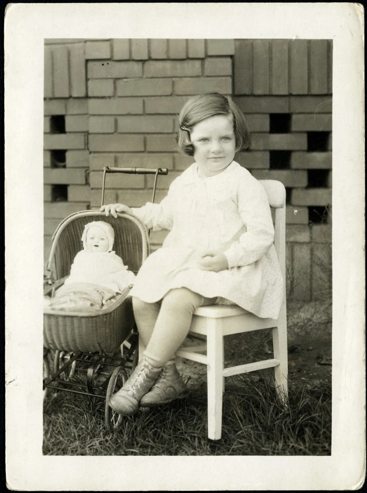 "tia Gizi", menina doce com boneca, carrinho de bebê, fotografia vintage de belas artes, década de 1910 - Imagem 2 de 4