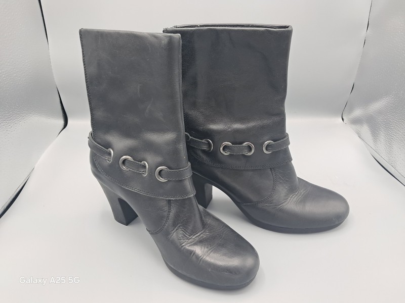 Areosoles Women's Black Ankle Boots 8.5  Serrate Leaf