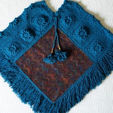 Handgestrickter Damenponcho - Blau Lila