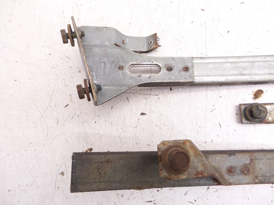 70-81 Camaro Firebird Passageiro Lateral Direito Janela Trilhos Pista Original GM - Imagem 2 de 4