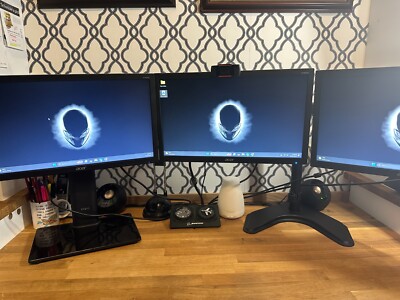 Three Acer V196HQL 18.5'' Widescreen LCD Monitors with stands