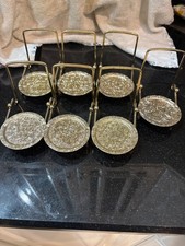 Portavasos y platillos de latón con base grabada. Motivo floral.