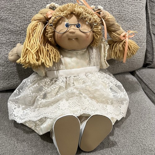 Vintage Cabbage Patch Kids Doll Tooth Glasses Blonde Lace Dress Coleco - Afbeelding 1 van 15