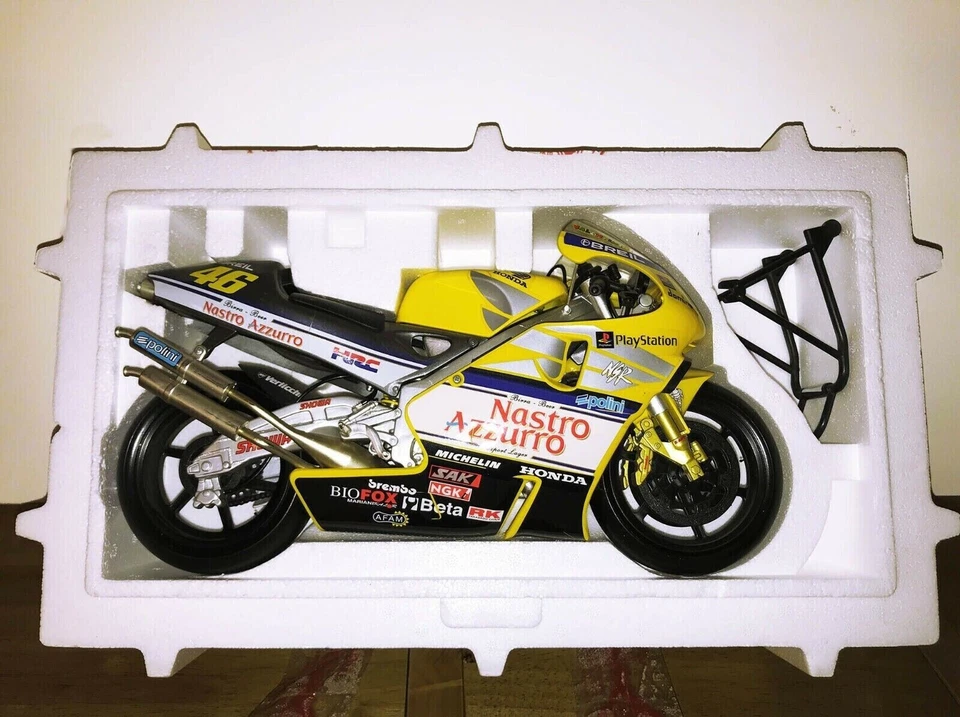 MODELLINO SCALA 1:6 GUILOY - HONDA NSR 500 2001 VALENTINO ROSSI - Immagine 2 di 3
