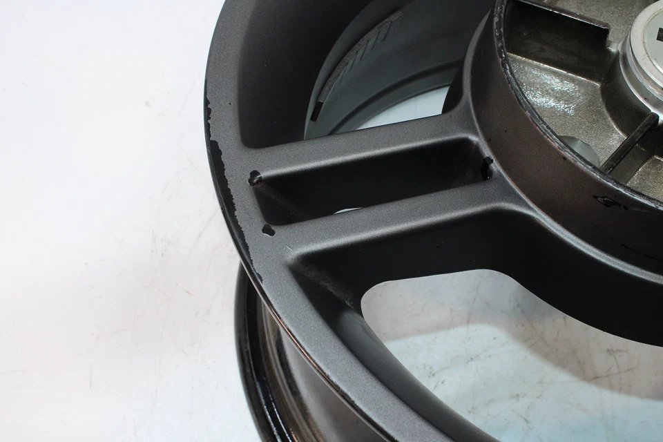 13-15 Can-am Spyder Rs Sm5 后轮圈碳黑 705502130 — 第 4/4 张图片