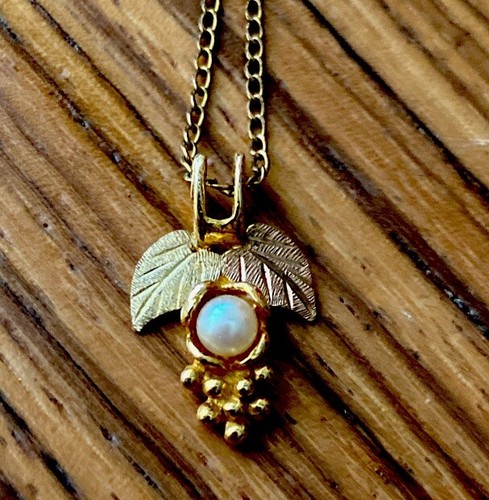 Landstroms Black Hills Rose & Yellow Gold 10kt Grape Leaf Pearl Pendant Necklace - Picture 3 of 11