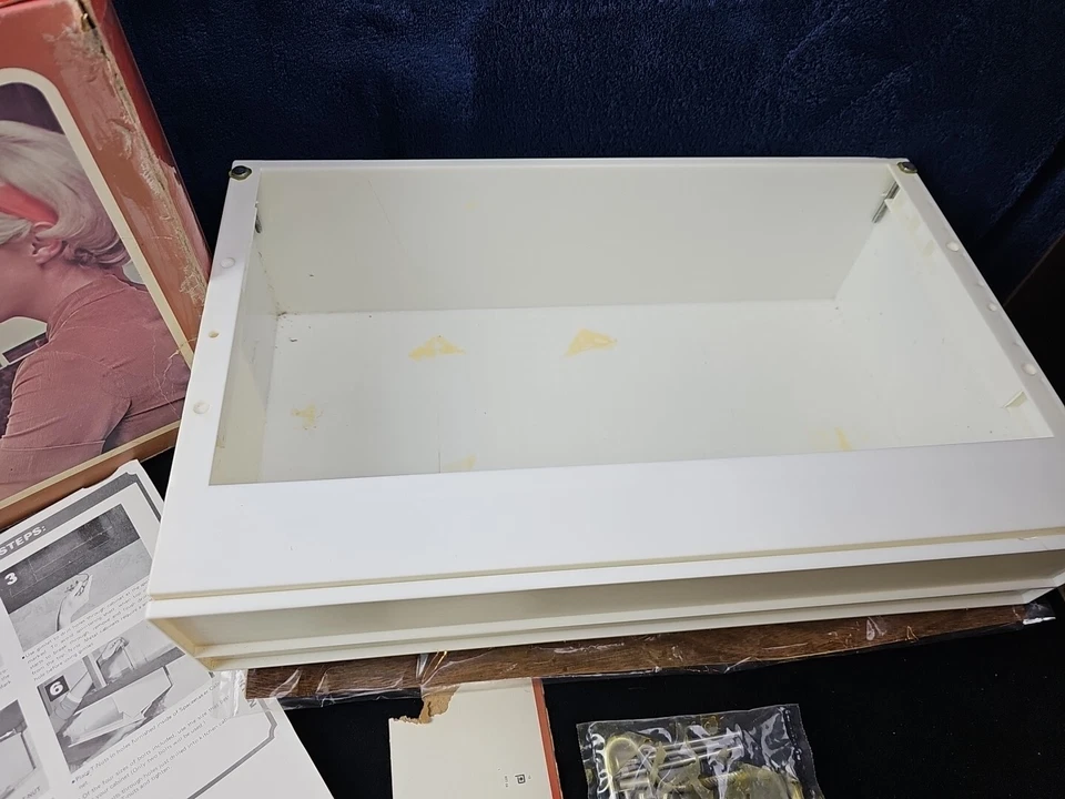 Gabinete Rubbermaid Spacemaker 1969 convierte el espacio residual en un lugar de almacenamiento Foto 4 de 4