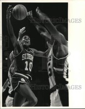 1988 Press Photo Philadelphia 76ers' Maurice Cheeks Reaches to Grab Ball