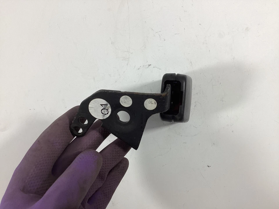 Hebilla de cinturón de seguridad trasero izquierdo Mercedes-Benz C300 2010-2012 A2048602769 OEM. Foto 2 de 4