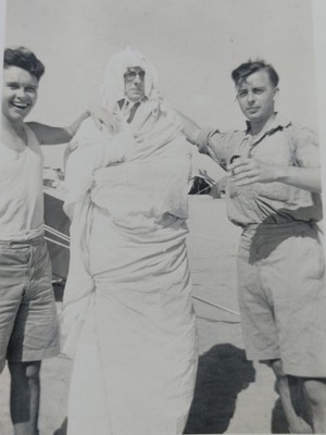 Vintage 1940er junge Männer spielen um männliche Körper, Humor Candid Snapshot J