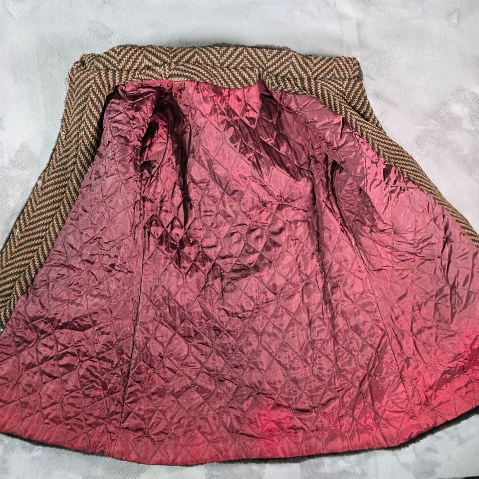 Vintage 1960s Unbranded Women's Chevron Tweed Fit & Flare Faux Fur Trim Coat (S) - Image 4 of 4