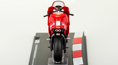 Ducati Desmosedici Carlos Checa 2005 Scala 1:24 Modellino MotoGP Numero 7 - Foto 6 di 8