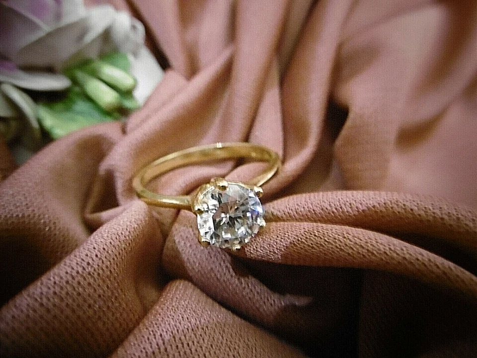 Wunderschöner, vergoldeter Ring mit großem Zirkonia, Ø ca. 19,5 mm - Bild 2 von 4