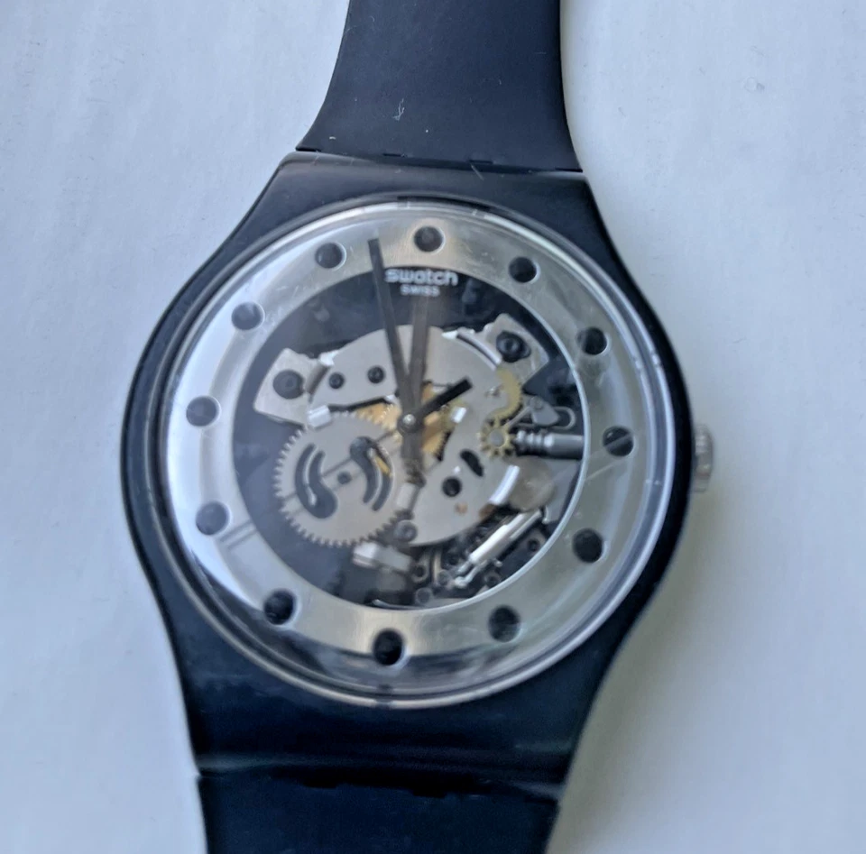 Reloj Swatch de cuarzo con esfera esqueleto negra  Foto 3 de 4