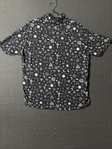 Hot Topic Black Short Sleeve Button Down Halloween Symbols Shirt Men’s Medium - Picture 3 of 5