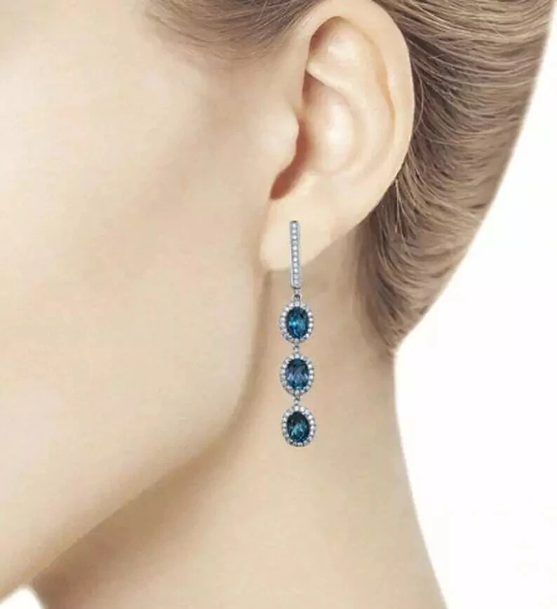 Pendientes colgantes de topacio azul Londres creados en laboratorio ovalados de 3,50 quilates de oro blanco Foto 3 de 4