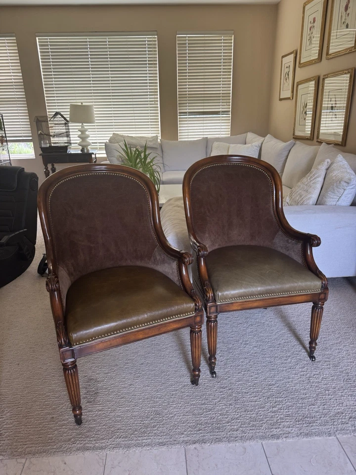 Silla de club de latón con brazo de salón junto al fuego estilo regencia blanco de nogal americano Foto 3 de 4