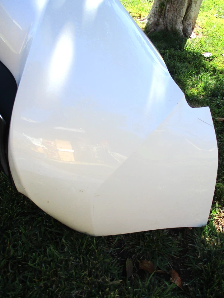 Parachoques trasero Toyota Mirai 2016-2019 con luz OEM Foto 3 de 4