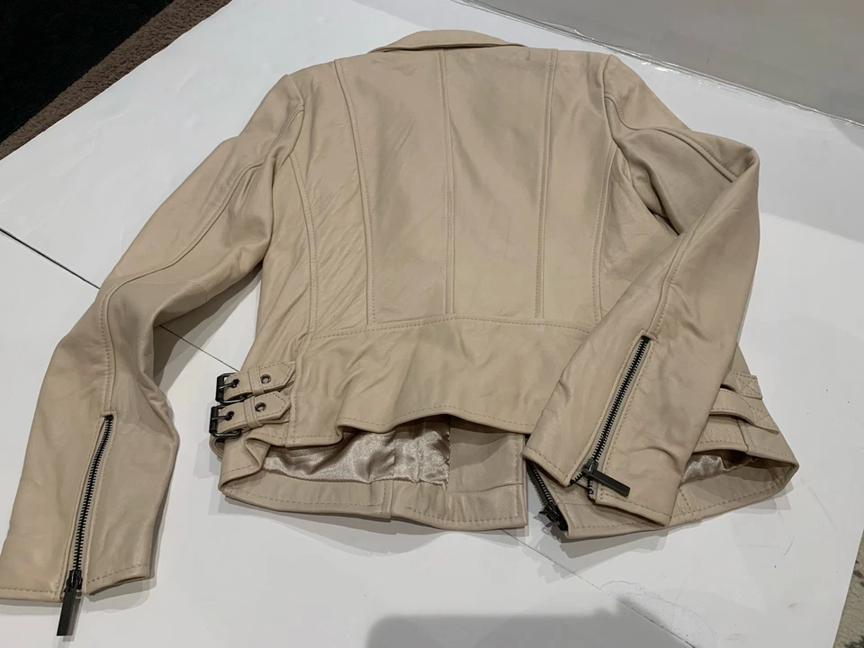 Chaqueta Moto Victoria’s Secret VS Cuero Usada en Excelente Condición - Talla Pequeña - Color Crema Foto 4 de 4