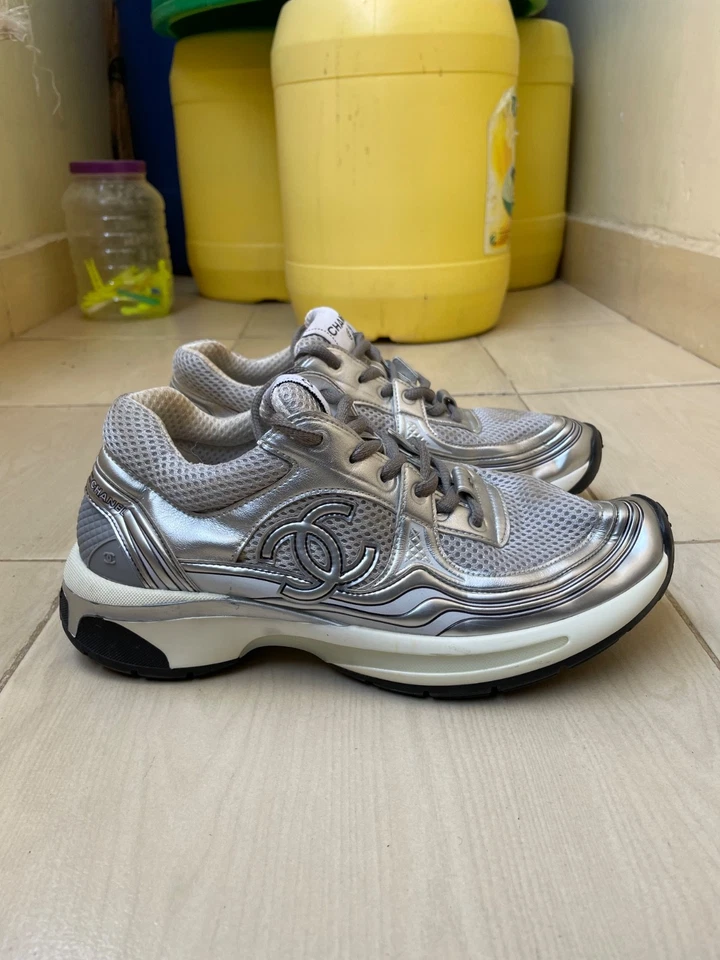 Chanel CC Logo Laminado Plata Blanco Zapatillas Talla 38 EU Foto 2 de 4
