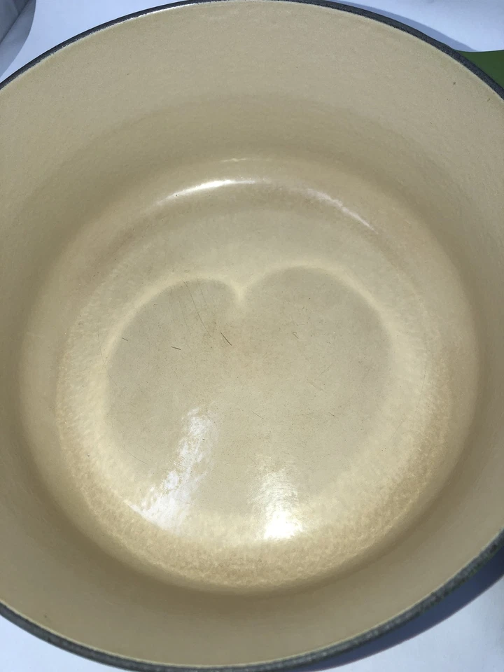 Horno holandés de hierro fundido esmaltado verde Le Creuset 5,5 cuartos de galón mango negro Foto 4 de 4