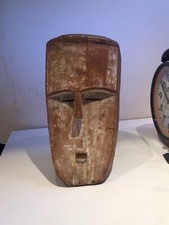 Máscaras de muerte, reliquias y tumbas: una enciclopedia de tradiciones funerarias