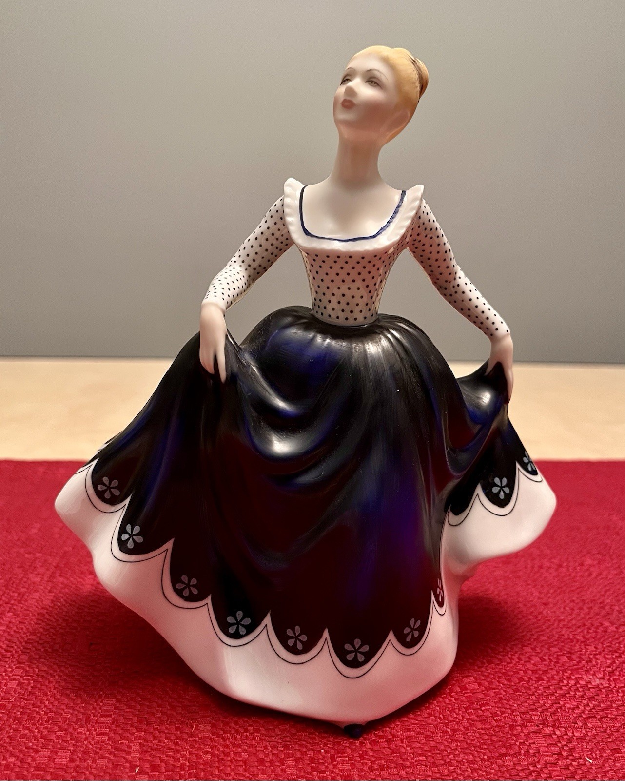 Royal Doulton &ldquo;Lisa&rdquo; HN2310, 1968, vintage, 7.5&rdquo; Tall,