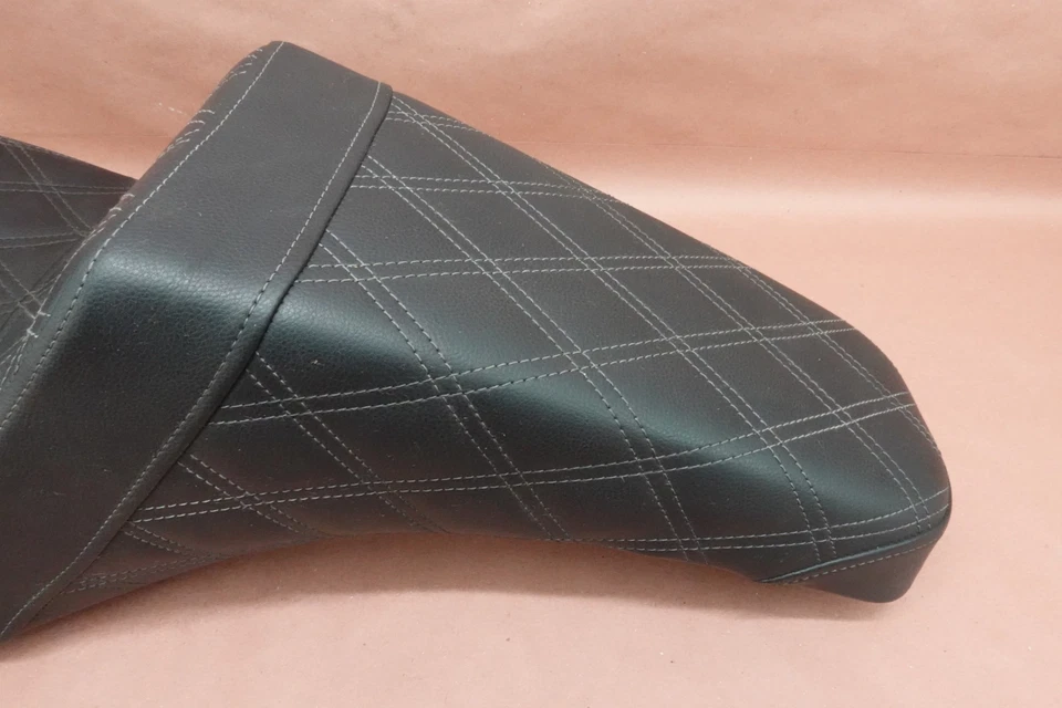 Sillín de asiento Harley-Davidson Softail FXST 2016-2021 Foto 3 de 4