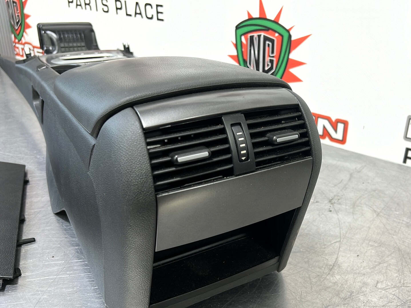 0809 PONTIAC G8 CENTER CONSOLE COMPLETE WITH LID AND SHIFT BEZEL OEM