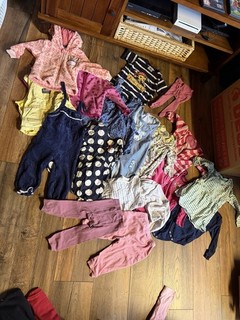 Großes Bekleidungspaket Gr 74 80 Mädchen 19 Teile Top Zustand Hose Kleid Mütze