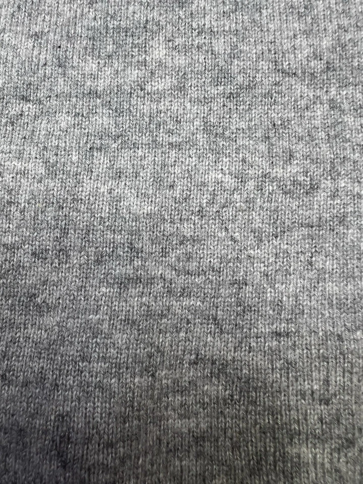 Suéter Diseño Vertical 2 Capas 100% Gris Cachemira L Mangas Cortas Cuello Redondo Usado en Excelente Condición Foto 4 de 4