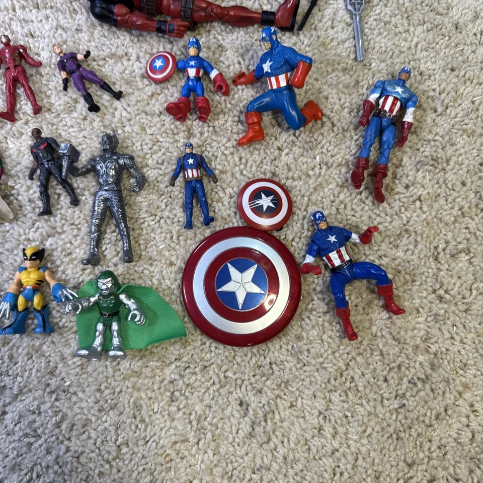 ENORME Lote de Figuras de Acción de Marvel y DC Deadpool, Silver Surfer, Wolverine y Más Foto 4 de 4