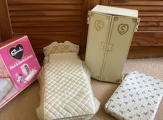 Vintage 1960s / 1970s Pedigree Sindy Doll Bedroom Furniture Bed & Wardrobe.